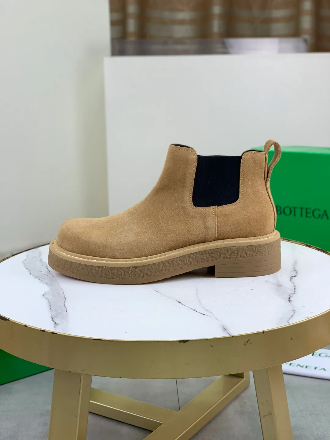 Men's men's shoes 💰P740 New model 💰 Top quality (beef tendon outsole series) 💎💎💎 BOTTEGA VENETA official website synchronizes the latest model, top version of the market's highest version of BV business leather shoes, accept material comparison, shoe type comparison, process comparison, practical and texture, versatile, suitable for any occasion, the more you look at it, the more flavorful it becomes. Pure hand-woven craftsmanship - upper material, imported original hand-woven calfskin - high-quality water-dyed sheepskin lining - original private model customized beef tendon outsole -Size: female 35-39 (34 40 customized) male 39-44 (38 45 customized) Comes with original BV green box, complete packaging.